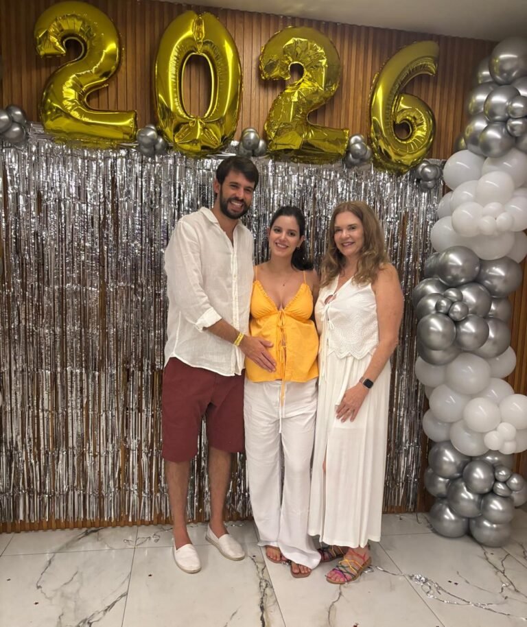 Claudia Corassa com o filho Bernardo Chamon e a esposa Carol Vilella.