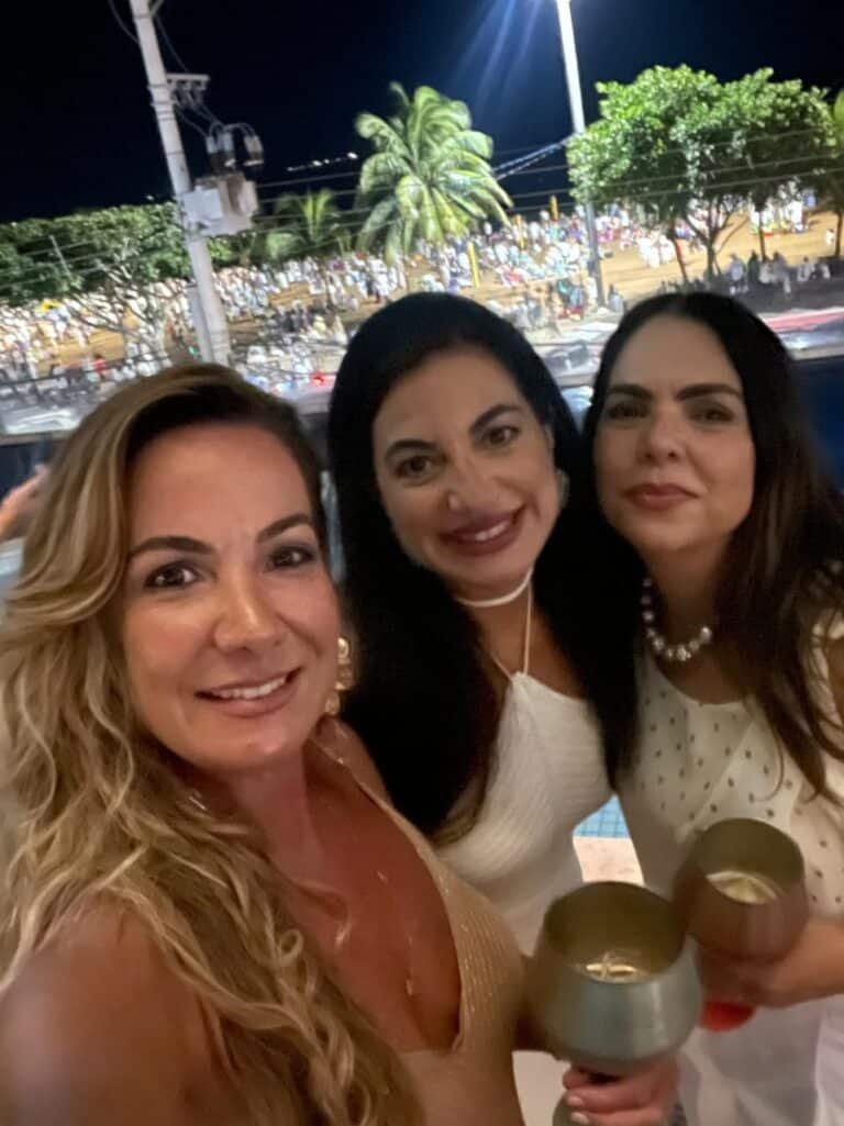 As irmãs  Camila , Bruna Soneghet e Marya Santos Neves