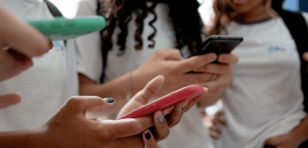 celular-na-escola-1140×550-1