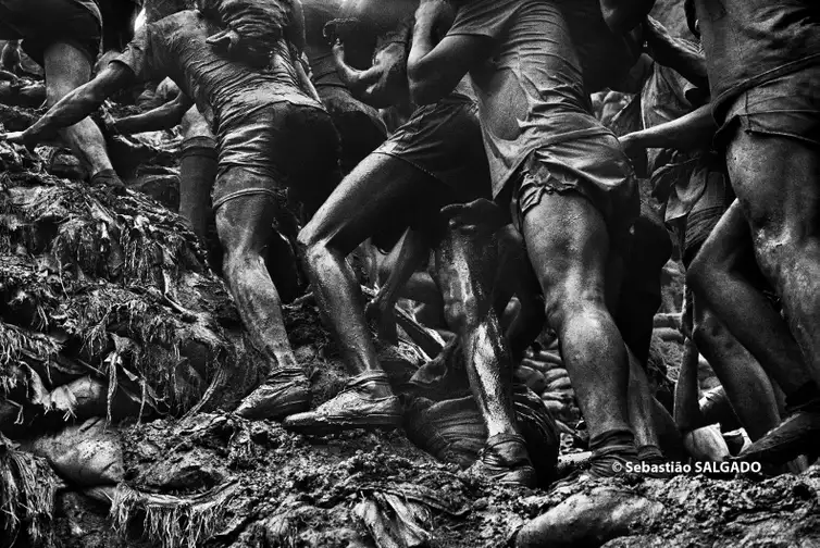© Sebastião SALGADO Exposição traz fotografias de Serra Pelada feitas por Sebastião Salgado