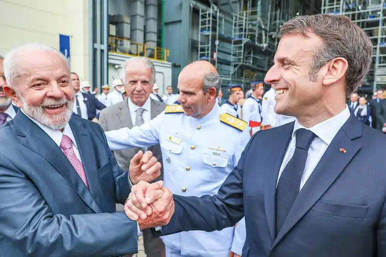 Itaguaí (RJ), 27.03.2024 - Presidente da República, Luiz Inácio Lula da Silva, na cerimônia de lançamento ao mar do submarino Tonelero, com a participação do Presidente da República Francesa, Emmanuel Macron e da primeira-dama Janja Lula da Silva, que batizou a embarcação, na Base de Submarinos da Ilha da Madeira, em Itaguaí (RJ). Foto: Ricardo Stuckert/PR