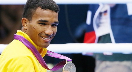 Atleta ostenta uma medalha olímpica