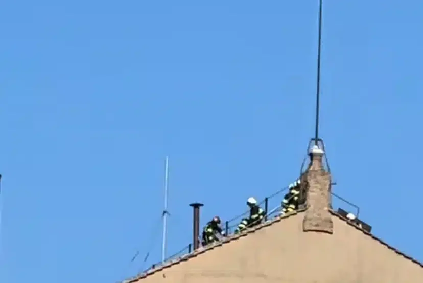 fumaa-branca-serve-para-anunciar-ao-mundo-que-um-novo-papa-foi-escolhido-eac9of-e1746193215521