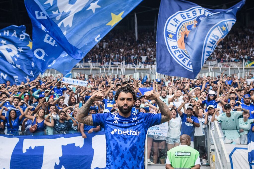 gabigol-se-apresenta-ao-cruzeiro.-foto-twitter-cruzeiro-012