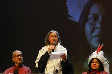 Rio de Janeiro (RJ) 28/05/2025 - A reitora da Uerj, Gulnar Azevedo e Silva (c), discursa durante entrega título de Doutora Honoris Causa a ministra dos povos indígenas, Sonia Guajajara
Foto: Tânia Rêgo/Agência Brasil