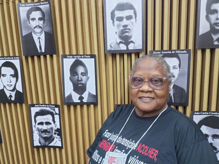 Luiz Cláudio/Agência Brasil Brasília (DF), 06/12/2025 - Maria de Fátima Marinelli, de 68 anos. Cerimônia de entrega certidões de óbito retificadas a familiares de mortos e desaparecidos na ditadura, durante o II Encontro Nacional de Familiares de Pessoas Mortas e Desaparecidas Políticas (II ENAFAM). Foto: Luiz Cláudio/Agência Brasil