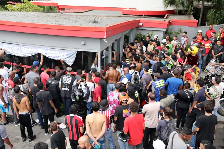 Paulo Pinto/Agência Brasil São Paulo (SP), 31/03/2025 - Entregadores de aplicativos de delivery em greve fazem manifestação na frente a sede do iFood em Osasco. Foto: Paulo Pinto/Agência Brasil