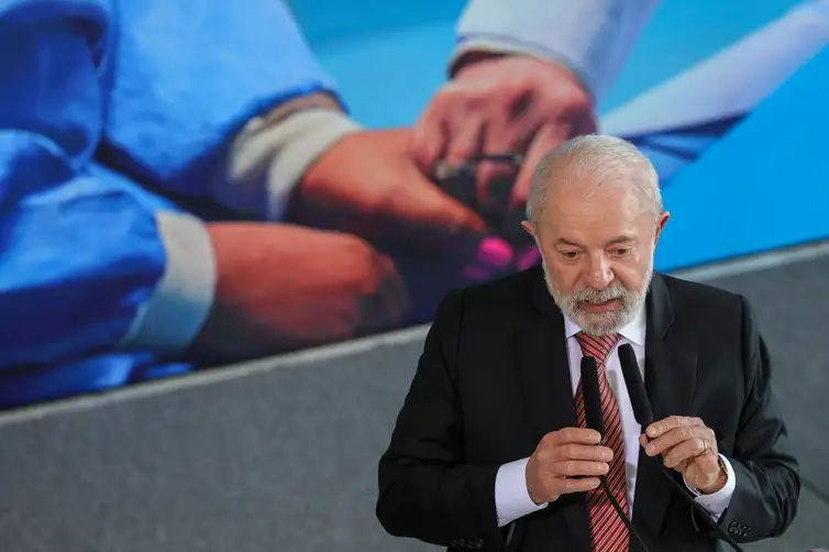 Fabio Rodrigues-Pozzebom/ Agência Brasil Brasília, (DF) 30/04/2025 - Presidente Luiz Inácio Lula da Silva, participa da cerimonia do novo programa para acelerar o atendimento e aproximar a população dos médicos especialistas no sistema único de saúde (SUS). Foto: Fabio Rodrigues-Pozzebom/ Agência Brasil