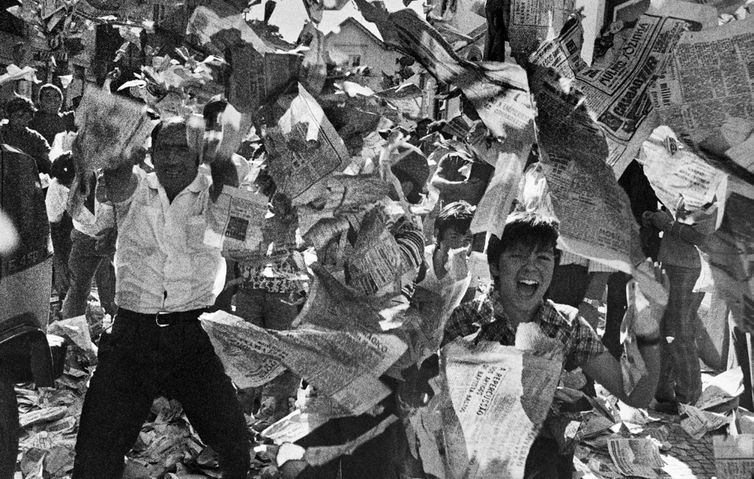 Sebastião Salgado Mostra traz fotografias de Sebastião Salgado na Revolução dos Cravos. - Rio Maior, Portugal, 1975. Foto: Sebastião Salgado
