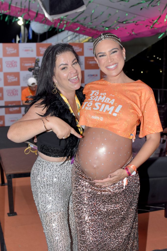 A empresária Kiki Sodré, em uma pausa de trabalho, foi conferir se estava tudo ok com baby Antonio e a mamãe Carol Monteiro, que após muito trabalho no carnaval, está só a espera (1)