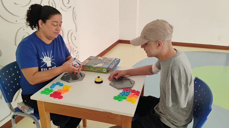 Adolescente em tratamento contra o câncer sendo atendido na Acacci