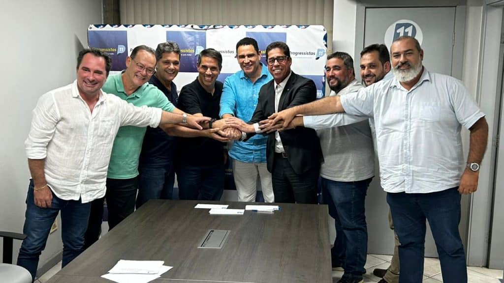 Amaro Neto (no centro, entre Ricardo Ferraço e Da Vitória) sela sua filiação ao PP. Crédito: Divulgação