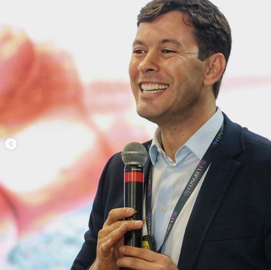 Arnaldinho discursa durante evento da Ascamves. Foto: reprodução Instagram