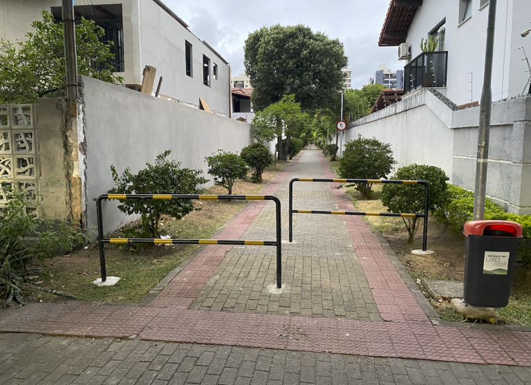 Barreiras para bicicletas elétricas instaladas na Mata da Praia, em Vitória