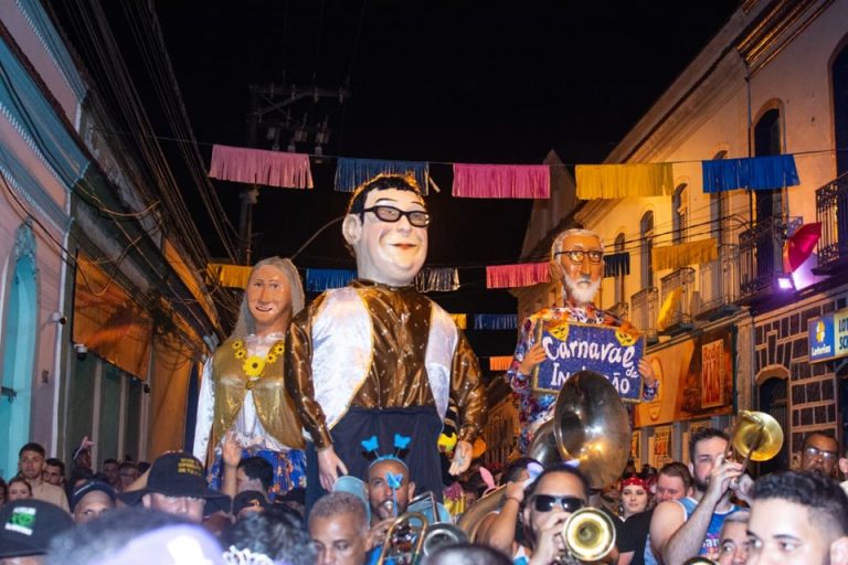 Bonecos gigantes no carnaval de Santa Leopoldina