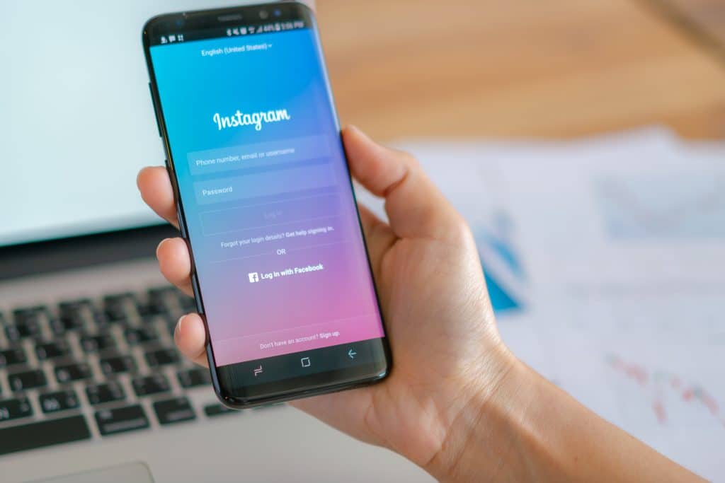 Celular com o aplicativo do Instagram aberto