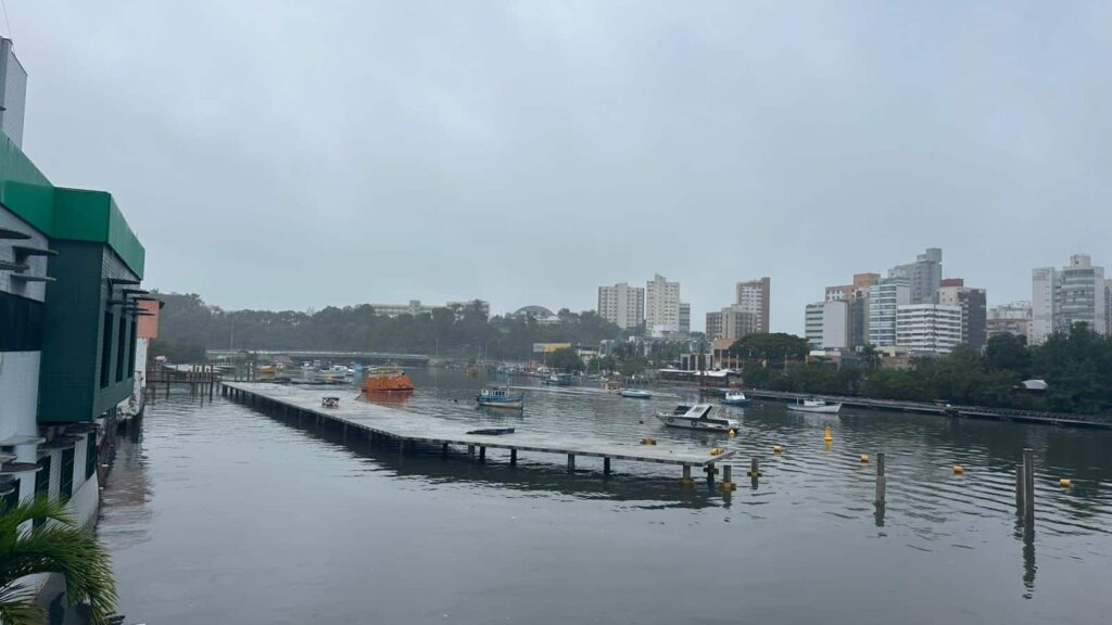 Chuva-no-canal-de-Camburi-em-Vitoria-1