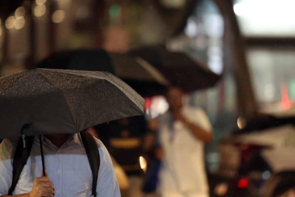 Pessoas durante chuva