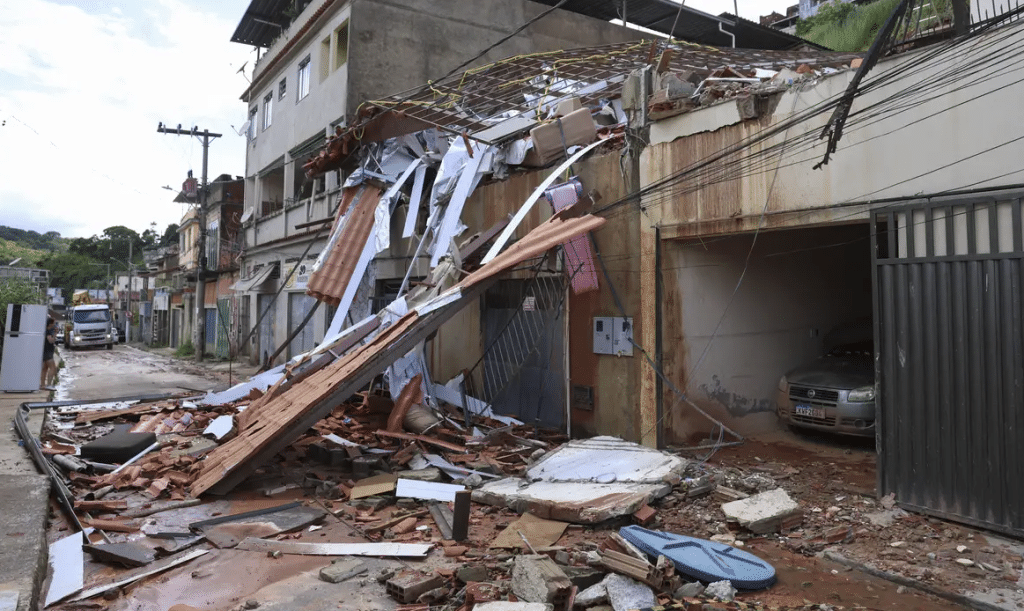 Chuvas fortes provcam estragos em Juiz de Fora, em Minas Gerais