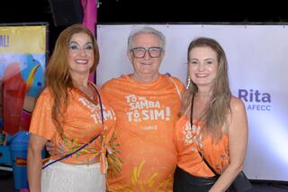 Dr Luiz Carlos Paier entre sua esposa e médica Ingrid Leite e a amiga e médica Valerya Schiffler Credito PP