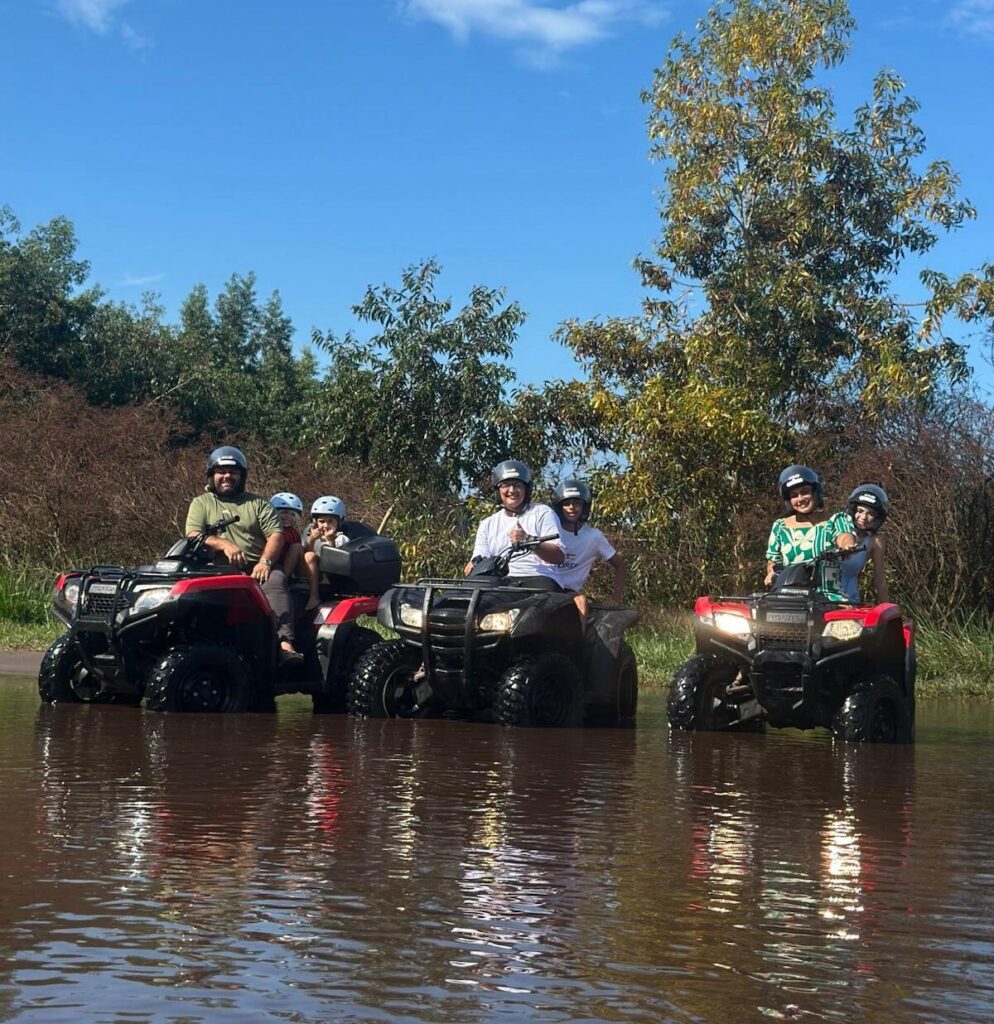 Passeio de quadriciclo no EcoCaipira, em Vila Velha
