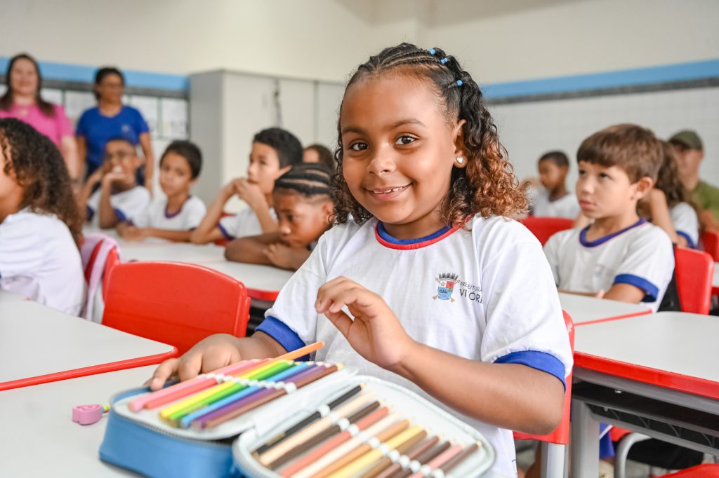 Aluna da rede municipal de Vitória em sala de aula