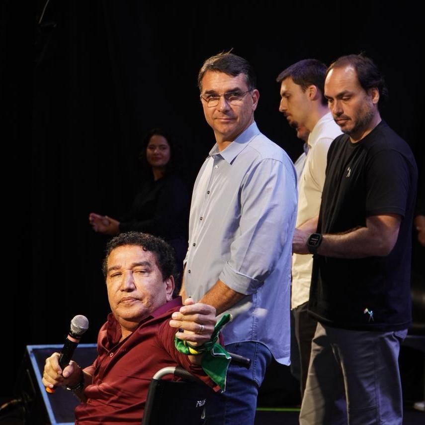 Flávio Bolsonaro com Magno Malta, em Vitória. Foto: assessoria do PL-ES