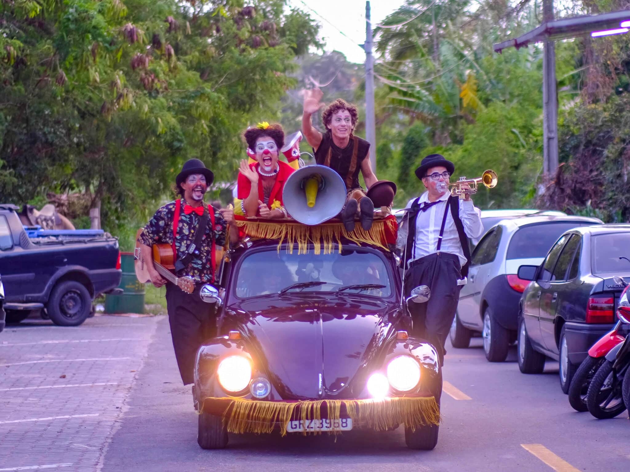 O fuscalhaços leva arte gratuita às ruas com o icônico Fusca roxo e esquetes circenses para todas as idades. Foto: Divulgação