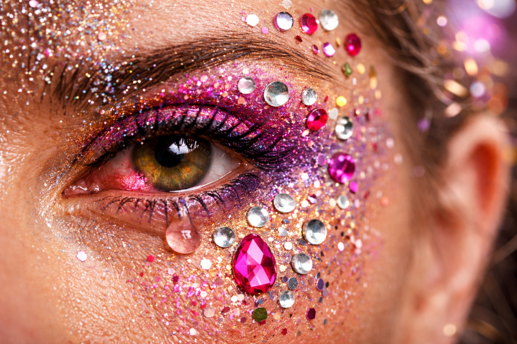 Glitter e strass pode machucar os olhos