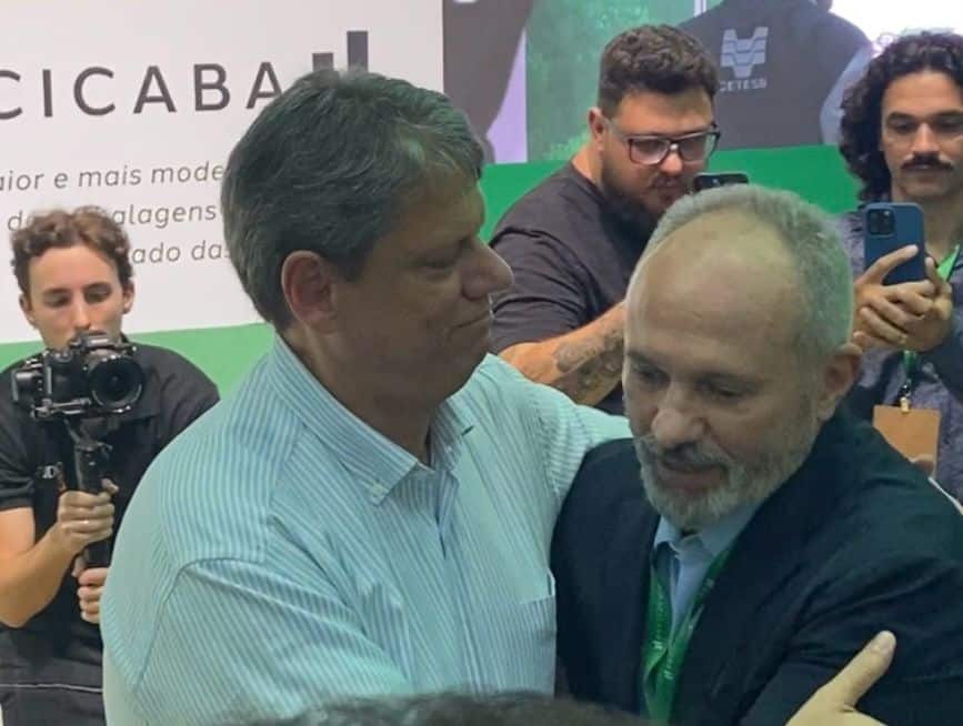 Tarcísio Freitas literalmente abraça o Paulo e o alogia muito. Foto: assessoria de Paulo Hartung