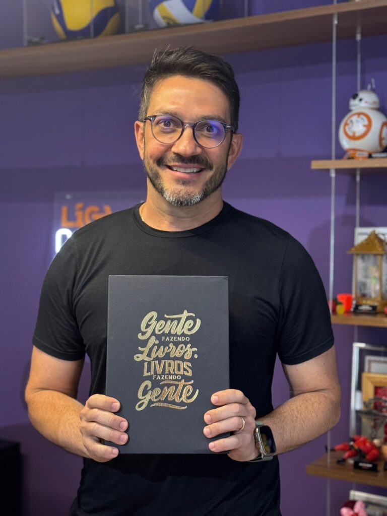 Publicitário lança livro com colaboração de gigantes