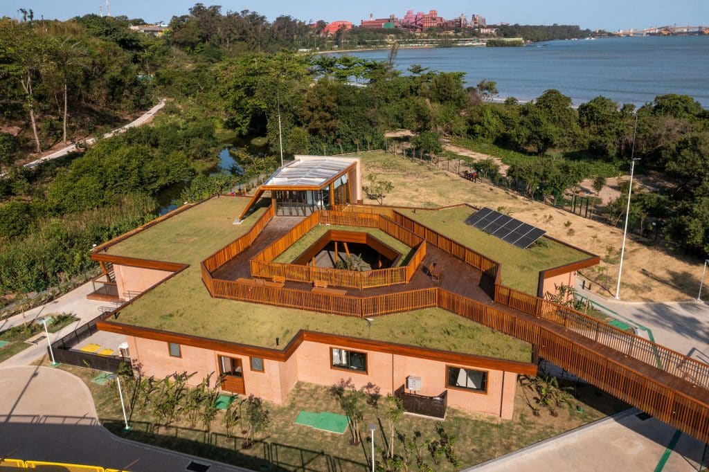 O Parque Costeiro da Vale em Vitória, é um espaço dedicado à educação ambiental e à conservação dos ecossistemas de restinga, manguezal e marinho