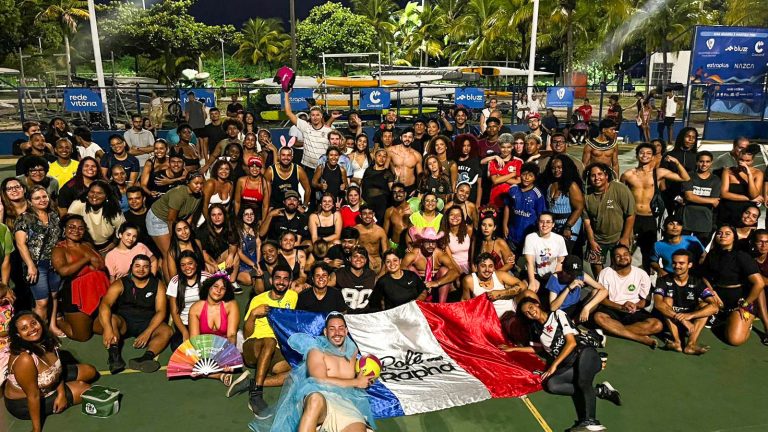 Participantes do Rolê com Rapha se reúnem na quadra da Guardaria, em Vitória