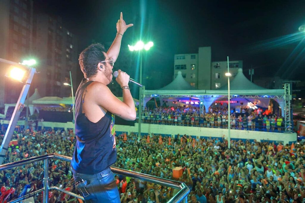 O cantor Tomate vai comandar o trio elétrico na orla de Camburi no domingo. Foto: Divulgação