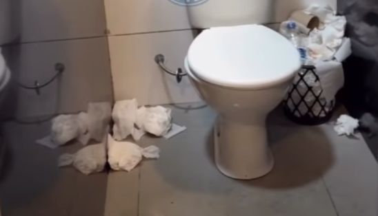 Sujeira em banheiro da Prainha, em Vila Velha