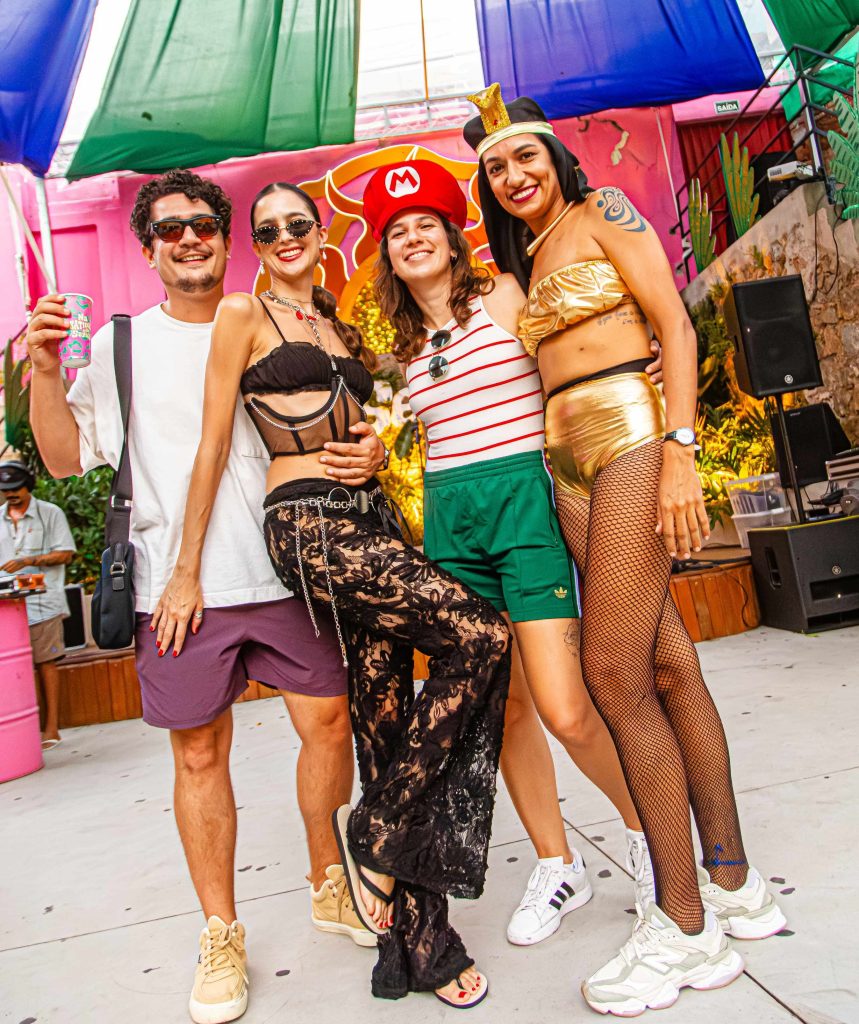 Vincenzo Guizzardi, Mayara Rímolo, Thamires Hoehene e Rayane Redinz no Carnaval na Selva. Foto Melina Furlan 1(8) (1)