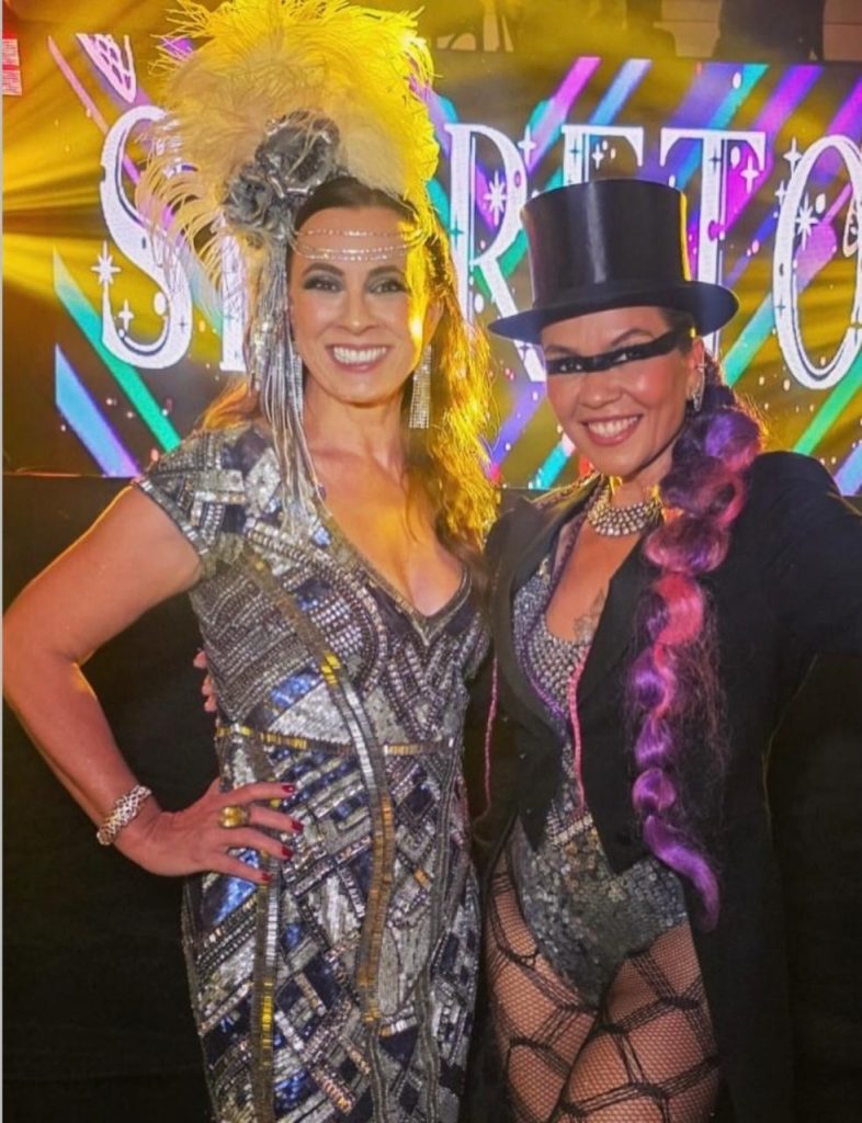 Baile Secreto- As anfitriãs Maria Sanz e Luciana Almeida brilharam no Baile Secreto, que chegou à sua 9ª edição. A noite foi marcada por charme e alegria.