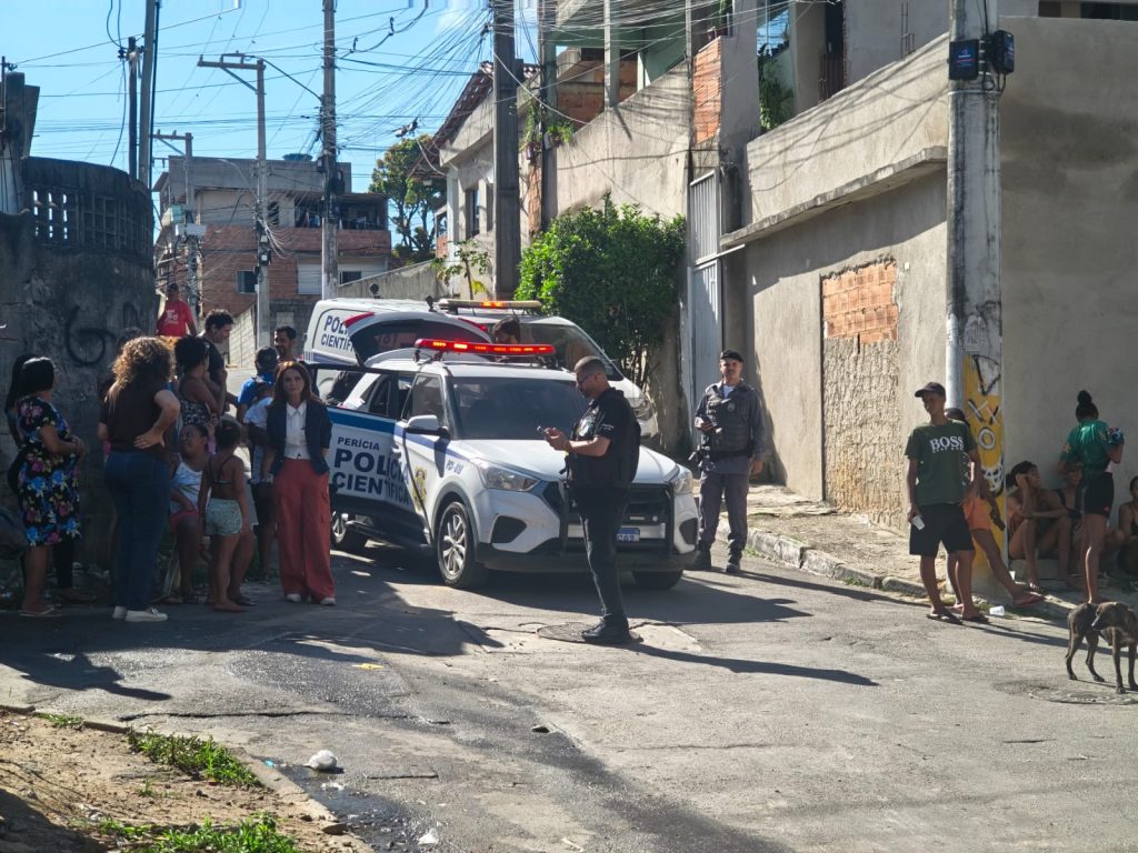 Suspeitos chegaram no bairro em um carro e atiraram