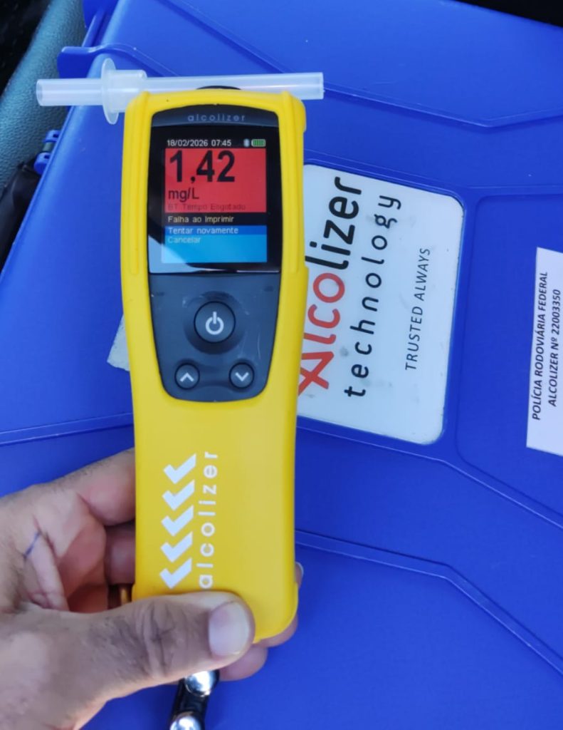 Teste do bafômetro apontou que motorista ingeriu álcool antes de dirigir | Foto: Divulgação PRF