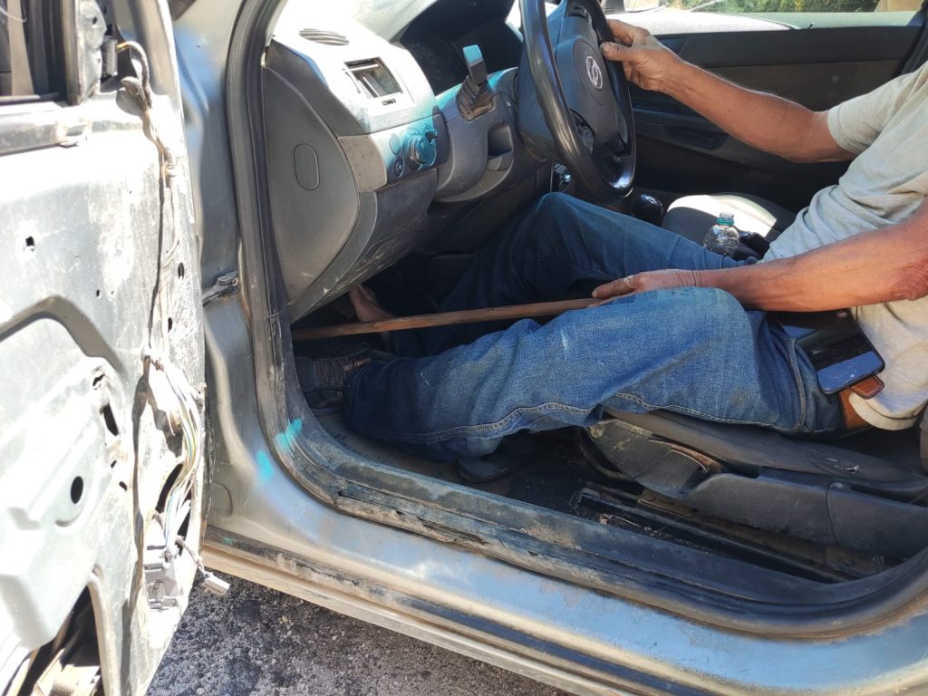 motorista usa pedaço de madeira para acionar pedais – flagra Marechal Floriano