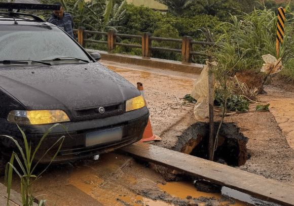 Ponte da Rodovia Cel. Leôncio Vieira (ES-185), no distrito de Uberaba, em Iúna