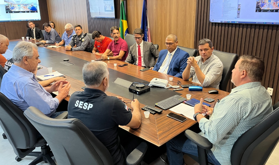 Forças de segurança e promotores de eventos se reunem. Foto: PCES