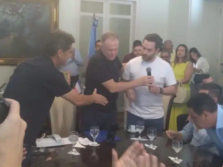 Renzo Vasconcelos é cumprimentado por Renato Casagrande e Ricardo Ferraço no Palácio Anchieta. Crédito: Vitor Vogas