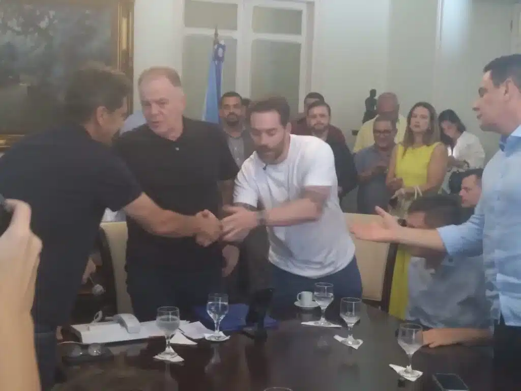 Renzo Vasconcelos é cumprimentado por Renato Casagrande e Ricardo Ferraço no Palácio Anchieta (19/03/2026). Crédito: Vitor Vogas