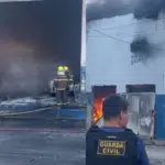 Incêndio atinge galpão em Linhares e interdita trecho da BR-101