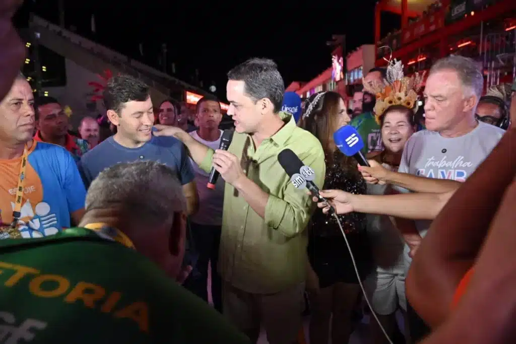 Arnaldinho ao lado de Pazolini; do outro lado, Casagrande (06/02/2026)