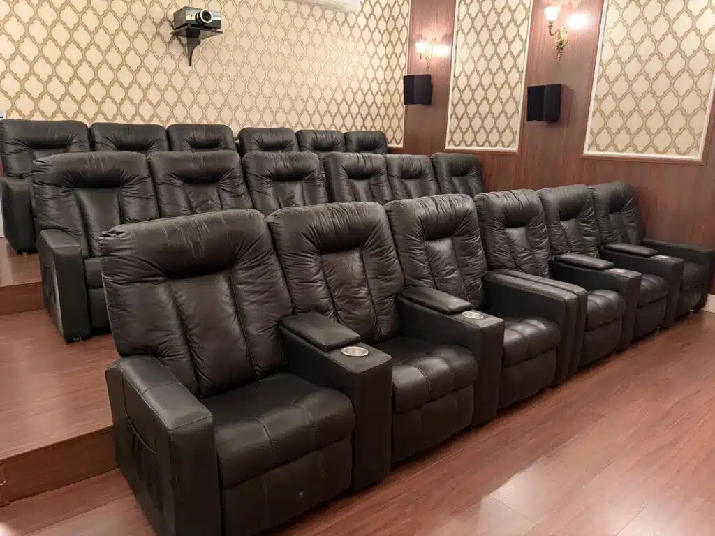 Poltronas reclináveis do cinema do Cine Milton, em Cariacica