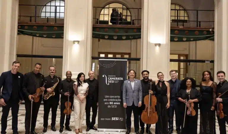 Integrantes da Camerata SESI ES com Geferson Santos, Tatiane Puiati, maestro Isaac Gonçalves, Fausto Augusto Júnior, Gisa Madeira e o pianista Estevão Gomes.