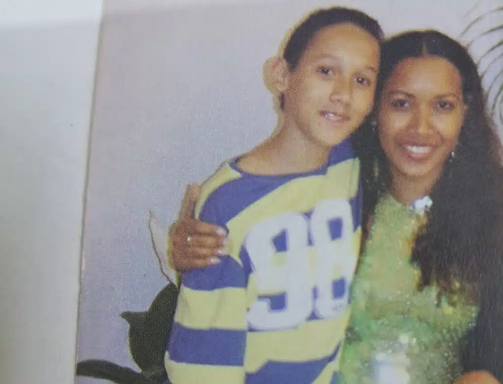 Lindy ao lado do filho Diego na época em que ele fazia tratamento contra o câncer.