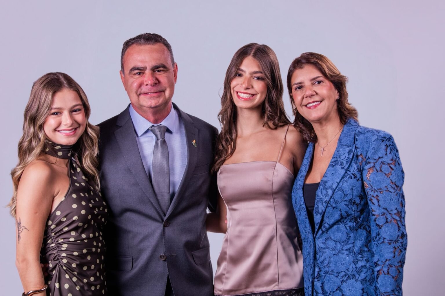 Marcos Chaves, sua esposa Luciana e as filhas Maria Luiza e Laura na posse da nova diretoria da Andav. Foto: Acervo familiar